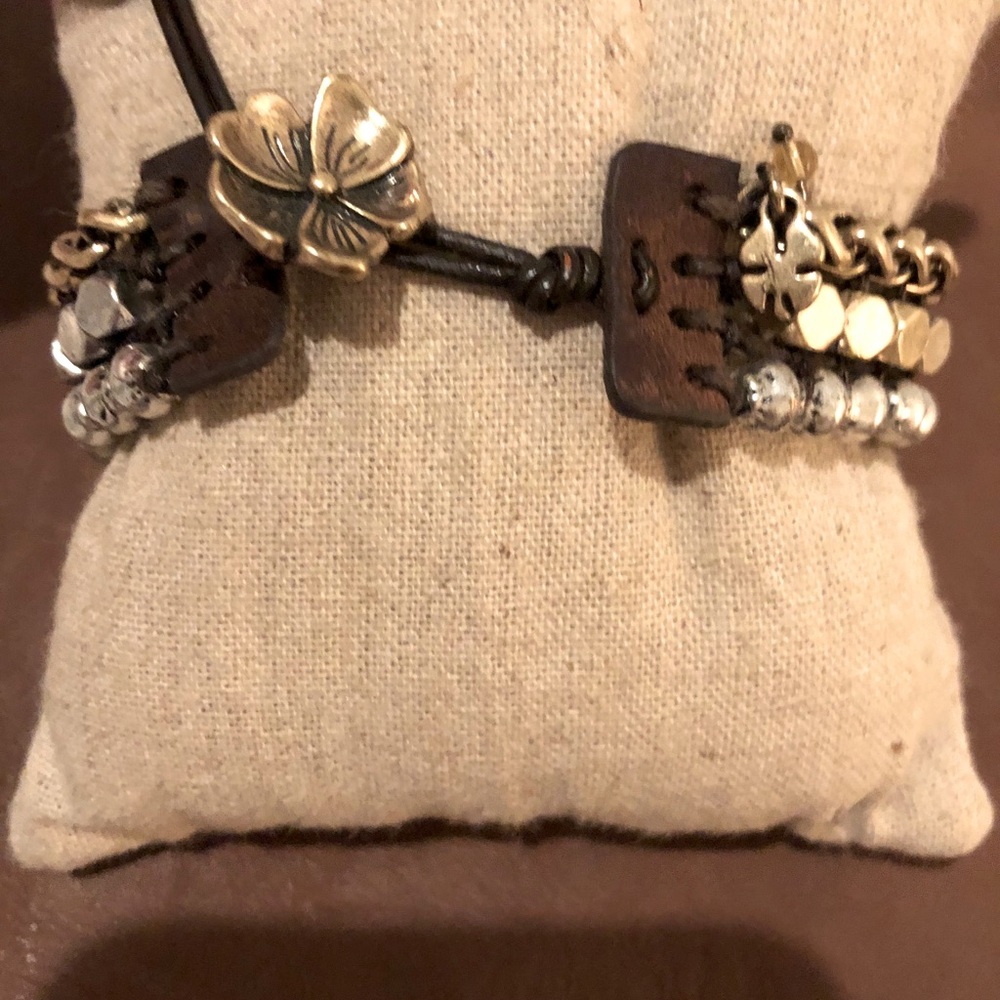 Bracelets (3) chokers 3)